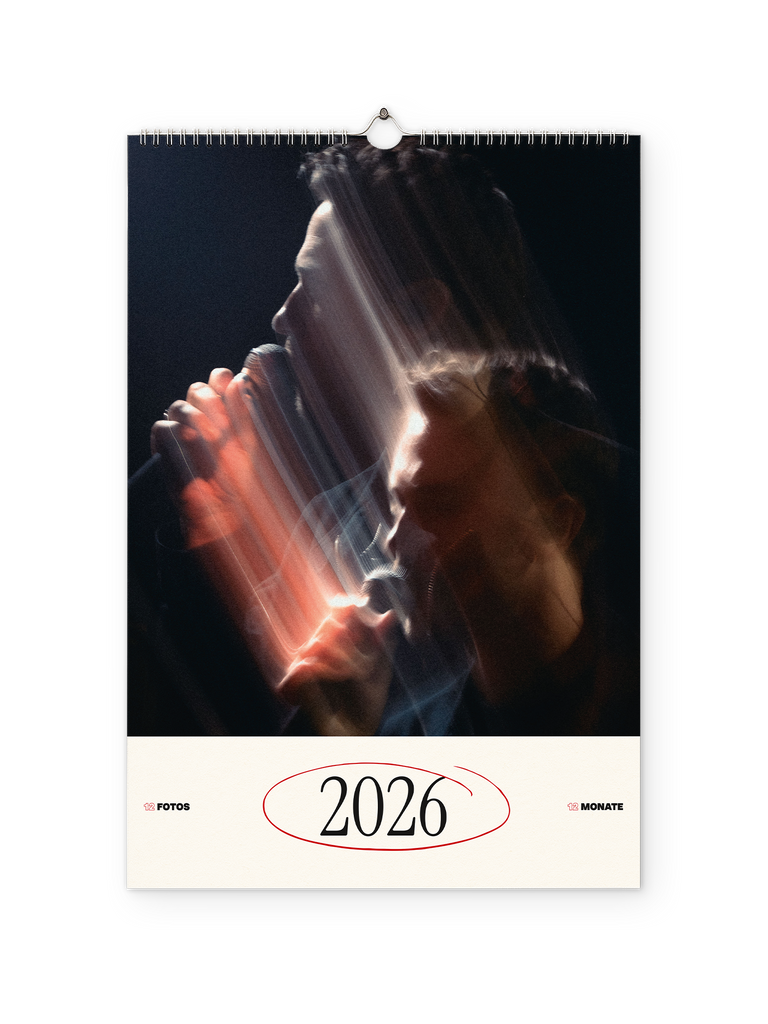 Titelseite eines Wandkalenders für das Jahr 2026 mit einem verschwommenen Porträt von Clueso auf dunklem Hintergrund, während er in ein Mikrofon singt. Darunter steht groß „2026“, rot eingekreist.