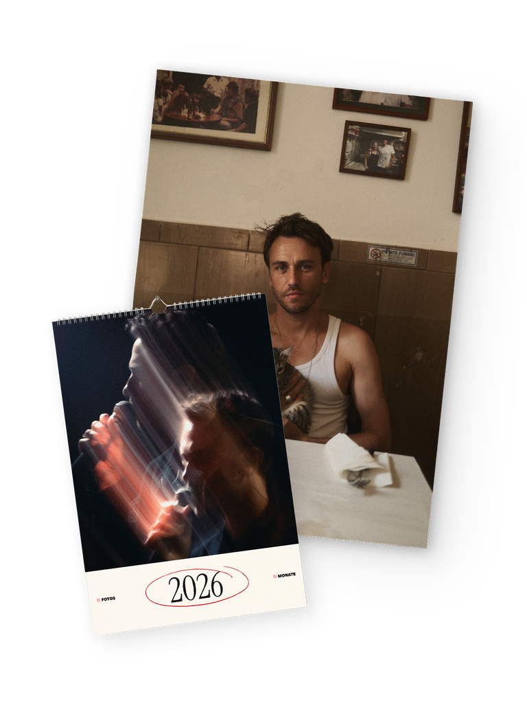 Produkt-Mockup des Clueso Kalenders 2026. Im Hintergrund das A2-Poster mit Clueso und Katze an einem Tisch, im Vordergrund schräg davor das Kalenderdeckblatt mit dem bewegungsverschwommenen Mikrofon-Foto. Beide Elemente sind auf schwarzem Hintergrund stilvoll angeordnet.