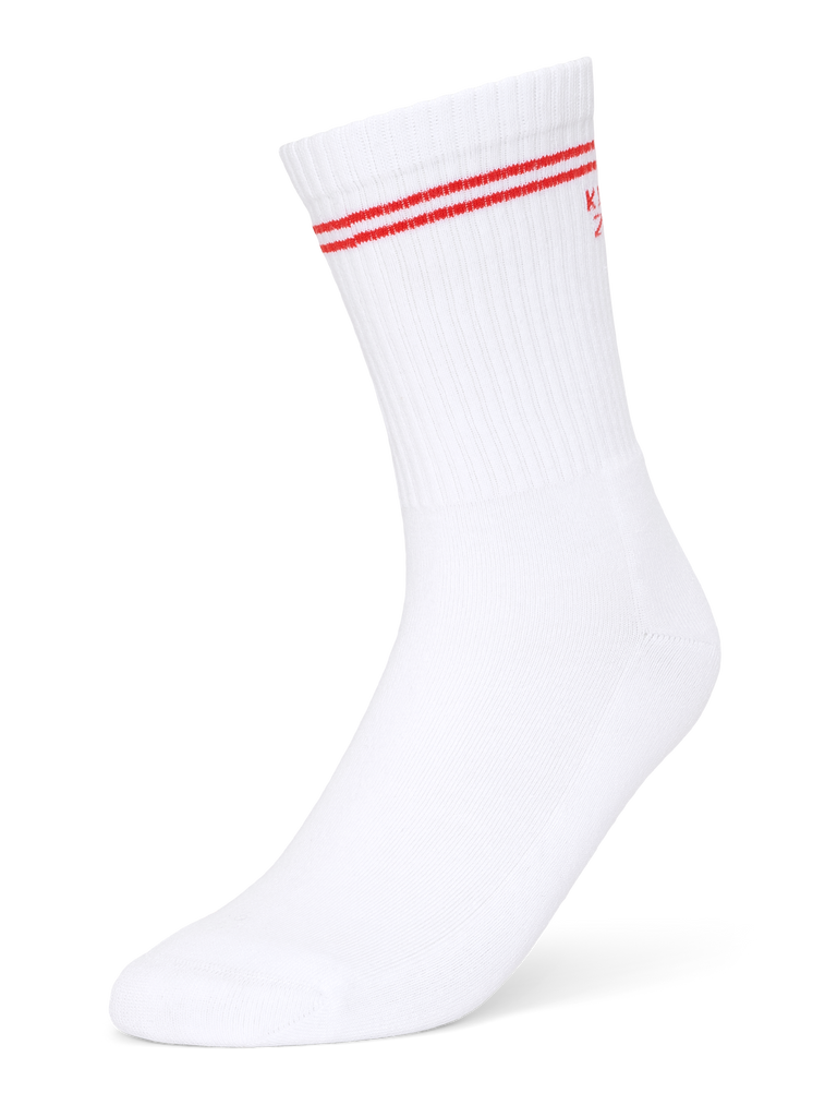 Seitliche Ansicht der weißen Sportsocke mit roten Doppelstreifen; rote Schrift dezent sichtbar.