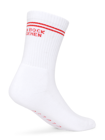 Weiße Sportsocke mit roten Doppelstreifen am Bündchen und rotem Schriftzug „KEIN BOCK ZU GEHEN“ auf der Wade