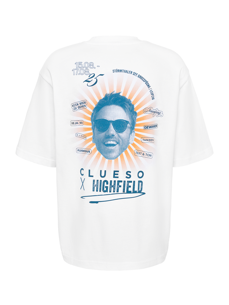 Weißes T-Shirt mit minimalistischem Frontdesign. Links auf Brusthöhe steht in blauer Schrift „CLUESO X HIGHFIELD“ in klarer, moderner Typografie. Das Shirt hat einen klassischen Rundhalsausschnitt und einen schlichten Look, der dezent das Festival-Branding trägt.
