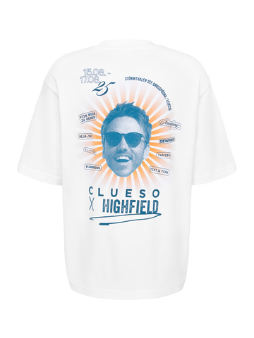 Weißes T-Shirt mit minimalistischem Frontdesign. Links auf Brusthöhe steht in blauer Schrift „CLUESO X HIGHFIELD“ in klarer, moderner Typografie. Das Shirt hat einen klassischen Rundhalsausschnitt und einen schlichten Look, der dezent das Festival-Branding trägt.